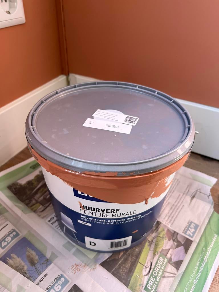 Bijna halve emmer (ruim 2 liter) terra muurverf, Ophalen, Zo goed als nieuw