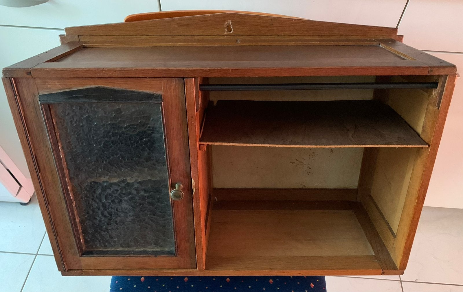Antiek houten wandkastje, Ophalen