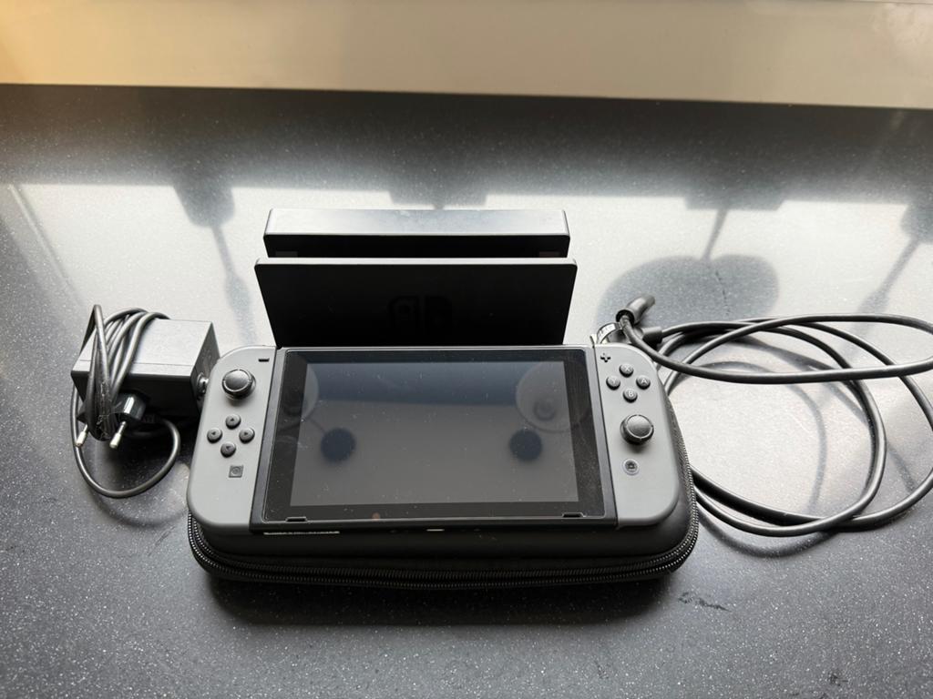 Nintendo Switch V2, Spelcomputers en Games, Ophalen of Verzenden, Zo goed als nieuw, Met 2 controllers, Switch Original