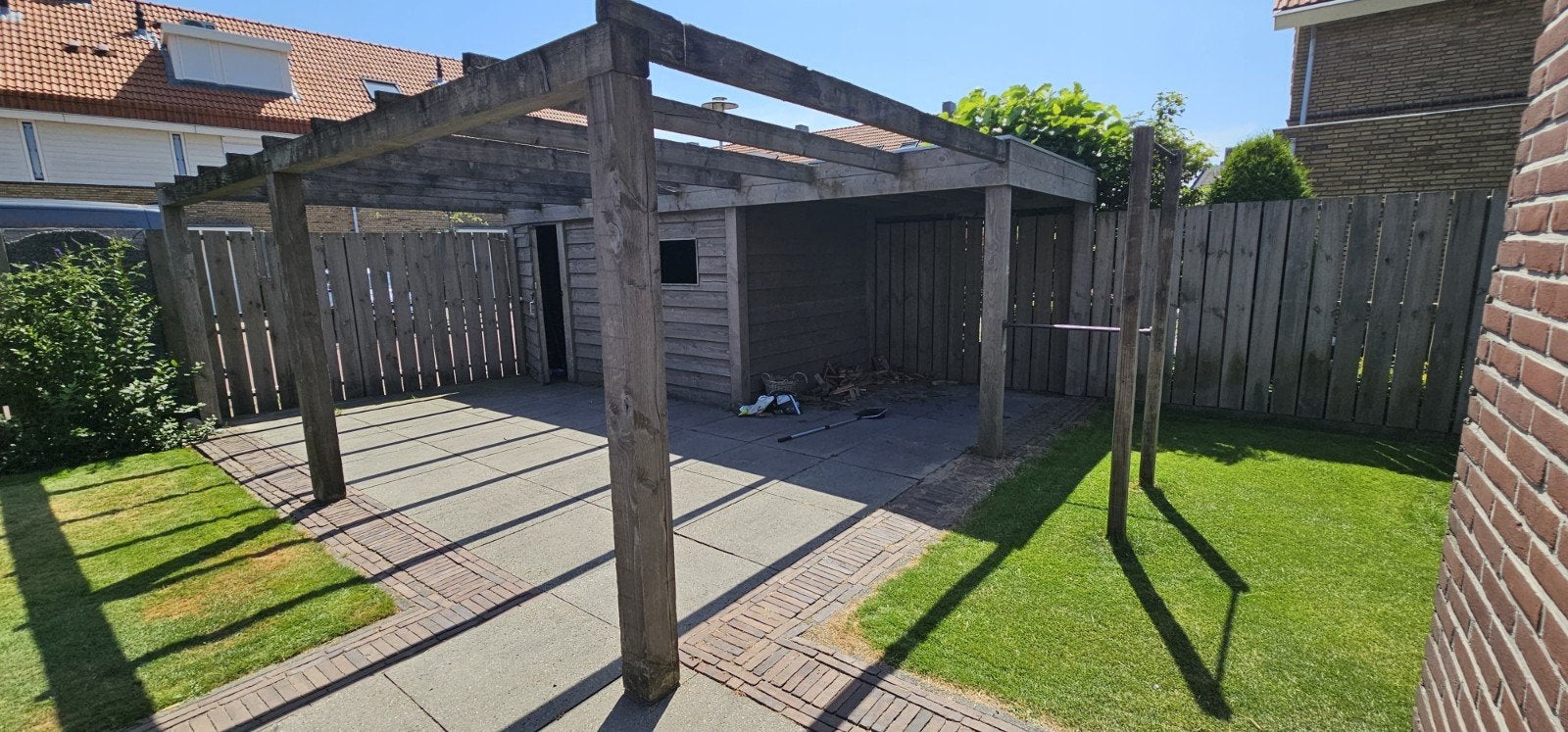 Houten Tuinhuis met Overkapping en Schuur, Ophalen, Gebruikt, Tuinhuis, 1 raam