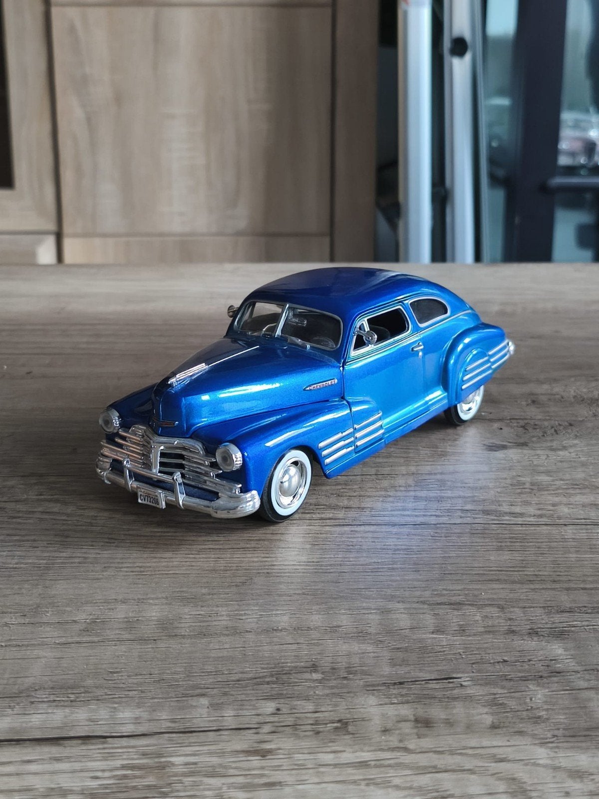 1948 Chevrolet Aerosedan Fleetline Motormax, Hobby en Vrije tijd, Modelauto's | 1:24, Ophalen of Verzenden, Zo goed als nieuw