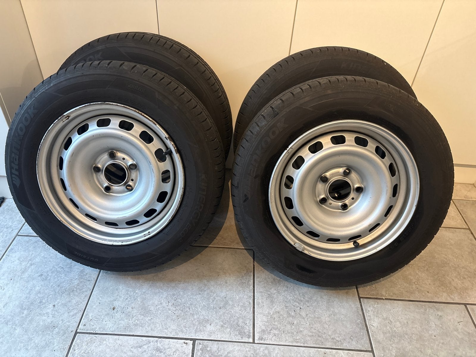 Zomerbanden met velgen en wieldoppen - Hankook Kinergy Eco2, Ophalen, Gebruikt, 15 inch, Banden en Velgen