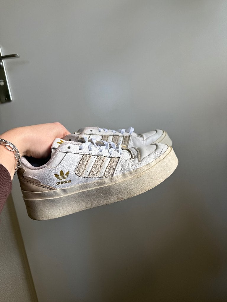 Adidas sneakers wit met gouden details - maat 38, Kleding | Dames, Schoenen, Wit, Sneakers of Gympen, Gedragen, Verzenden