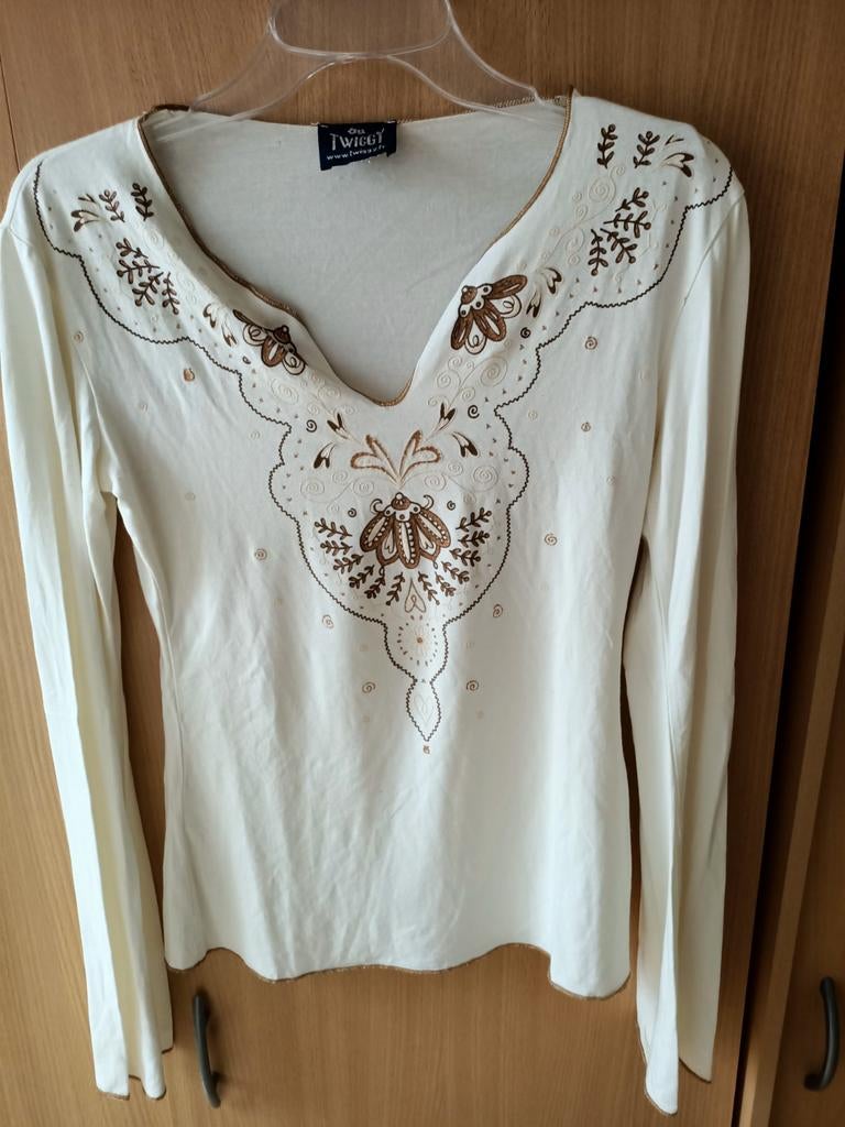 Crèmekleurige Twiggy top met lange mouwen en borduursel, Kleding | Dames, Maat 38/40 (M), Beige, Ophalen of Verzenden, Zo goed als nieuw