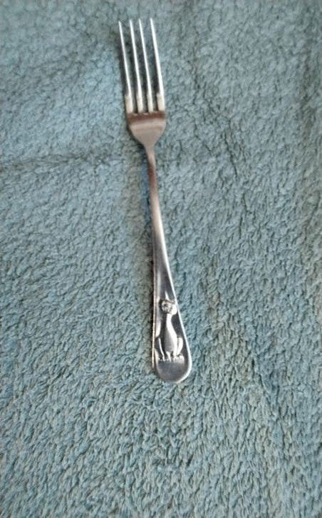 keltum vintage kinderbestek vorkje met opdruk kat, Antiek en Kunst, Antiek | Bestek, Ophalen of Verzenden