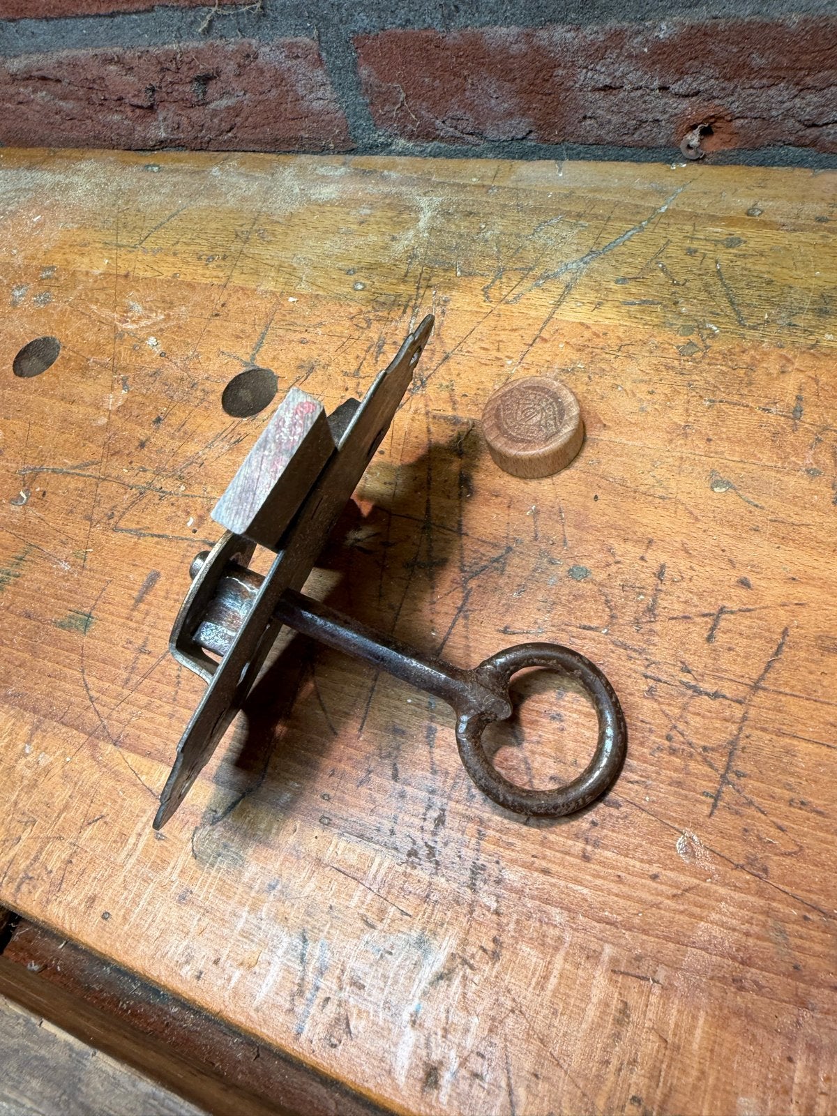 2 Antieke Kastsloten met Sleutel en Art Deco Sierstuk, Antiek en Kunst, Ophalen of Verzenden