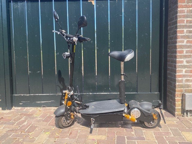 ELEKTRISCHE STEP MET KENTEKEN 1000 WATT EN IN KLAPBAAR, Ophalen of Verzenden, Zo goed als nieuw, Elektrische step (E-scooter)
