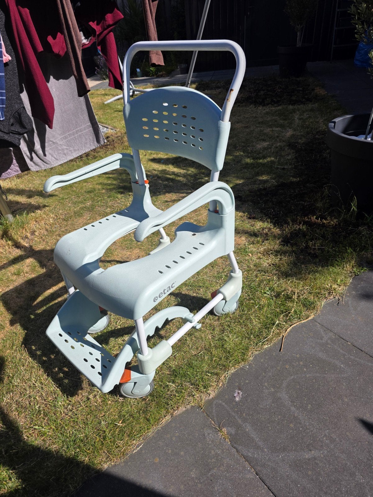 Etac douchestoel / douche- en toiletstoel op wielen, Ophalen