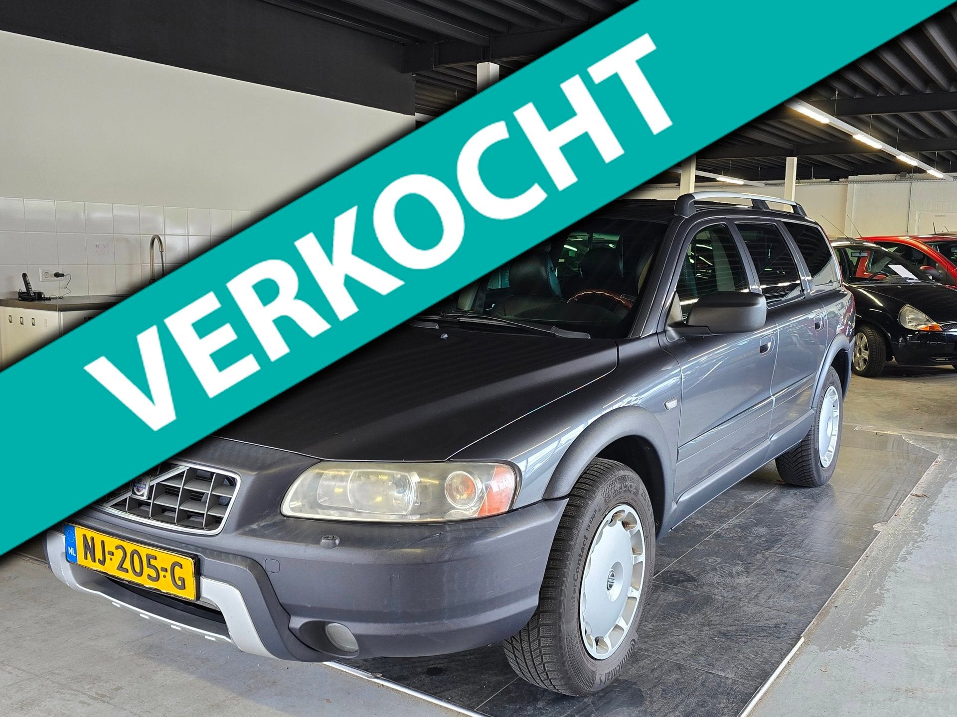 Volvo XC70 2.5 T Kinetic/AUTOMAAT/PANODAK/LEDER/CRUISE/, Auto's, Volvo, Automaat, Zwart, Parkeersensor, XC70