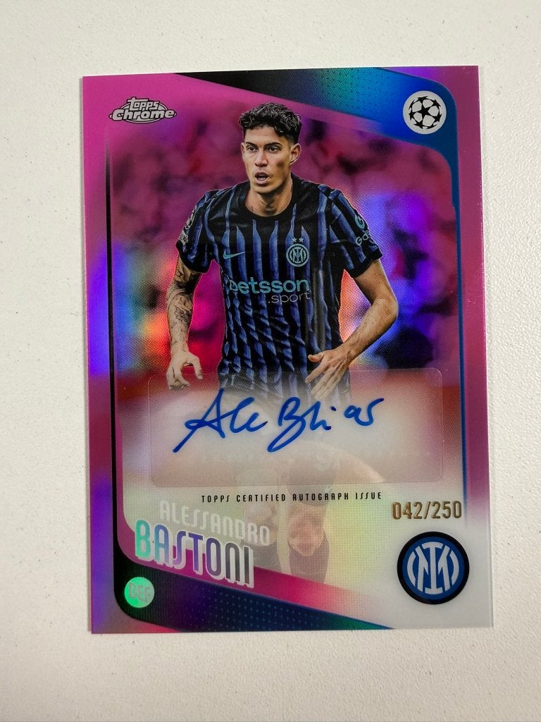 Alessandro Bastoni /250 Pink Auto Topps Chrome 2025-26, Verzamelen, Sportartikelen en Voetbal, Ophalen of Verzenden, Nieuw, Buitenlandse clubs