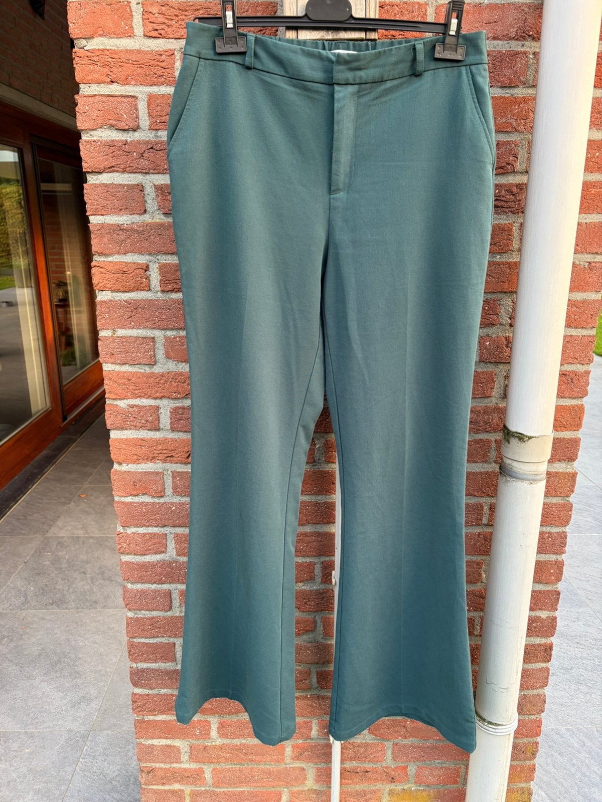 Mooie donkergroene broek (iets flair model) L, Verzenden, Maat 42/44 (L), Zo goed als nieuw, Lang