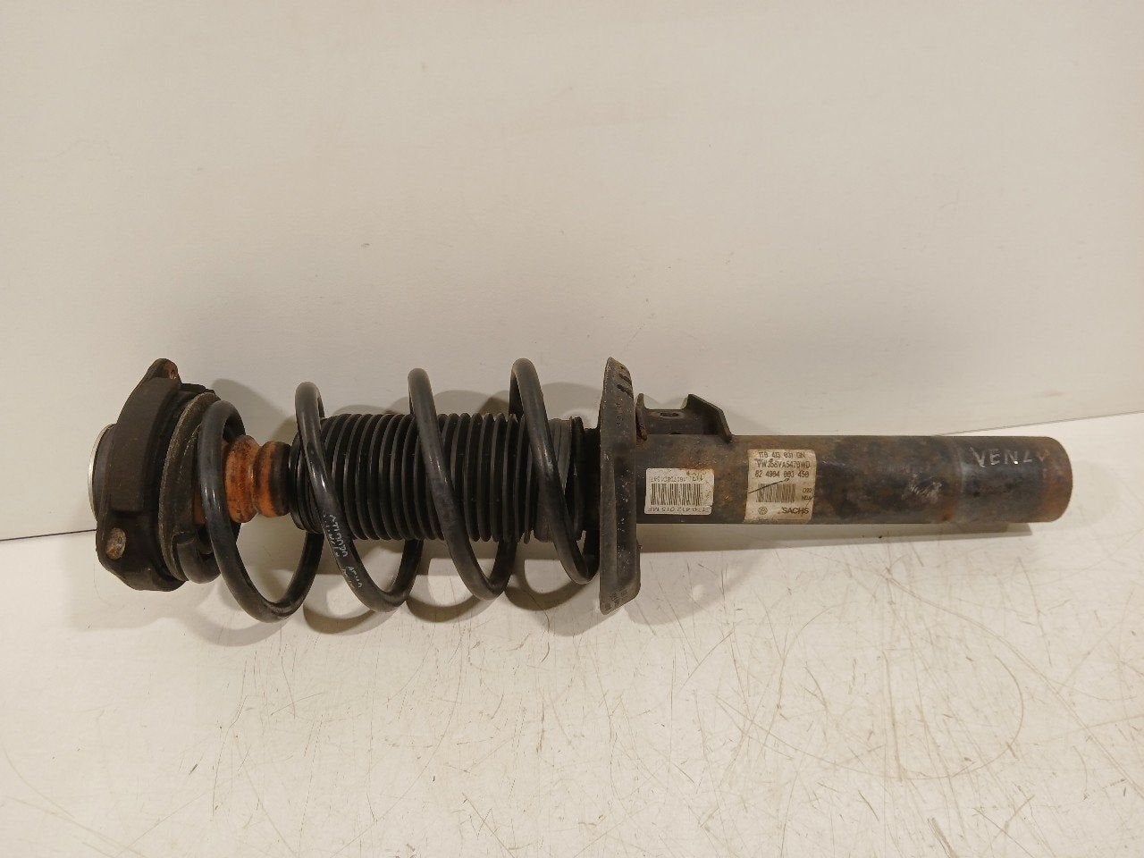 Veerpoot links voor Volkswagen Golf, Auto-onderdelen, Onderdelen@venauto.nl, Van der Ven Autorecycling B.V., Gebruikt, Ettenseweg 76, 4706 PB Roosendaal, The Netherlands