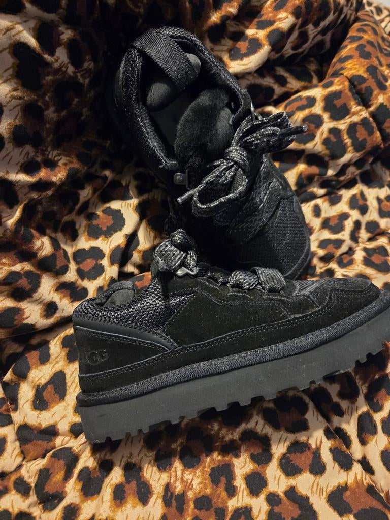 Ugg's lowmel maat 38, UGG, Zwart, Ophalen of Verzenden, Sneakers of Gympen