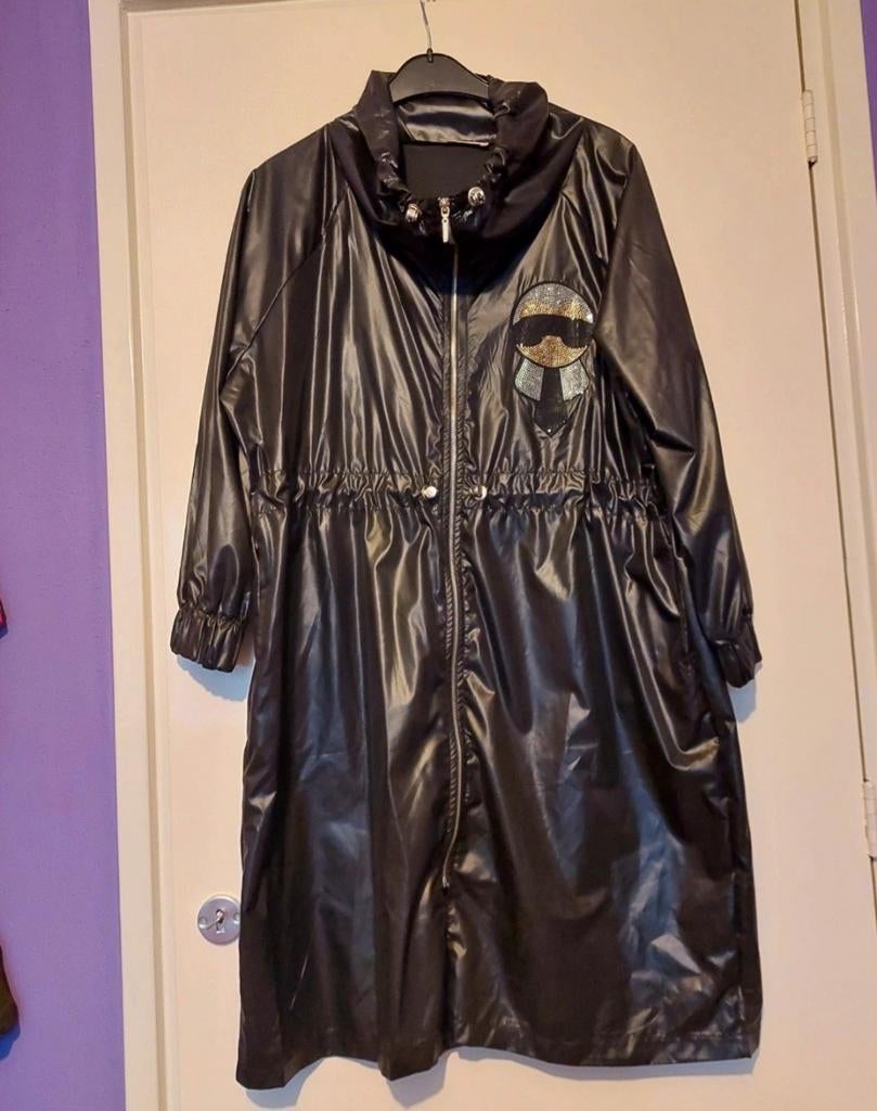 Zwarte glanzende jas met Karl Lagerfeld-achtig detail, Zwart, Ophalen, Maat 38/40 (M), Onbekend