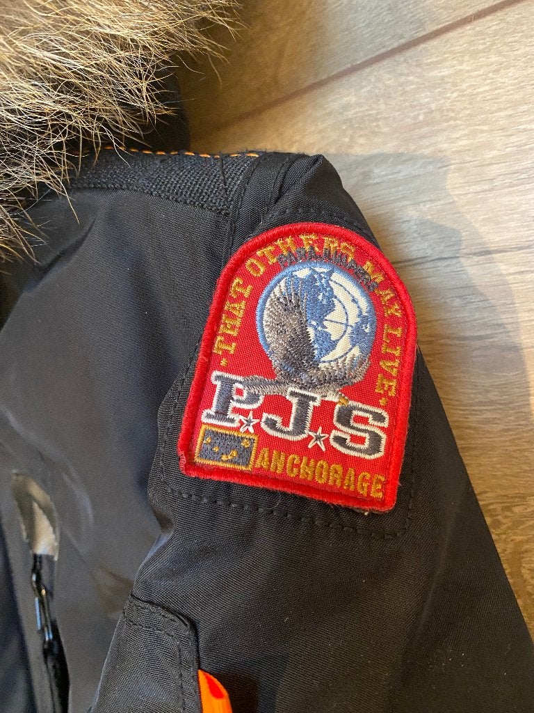 In zeer nette staat: zwarte Parajumpers winterjas mt 140, Ophalen of Verzenden, Zo goed als nieuw, Parajumpers, Jongen