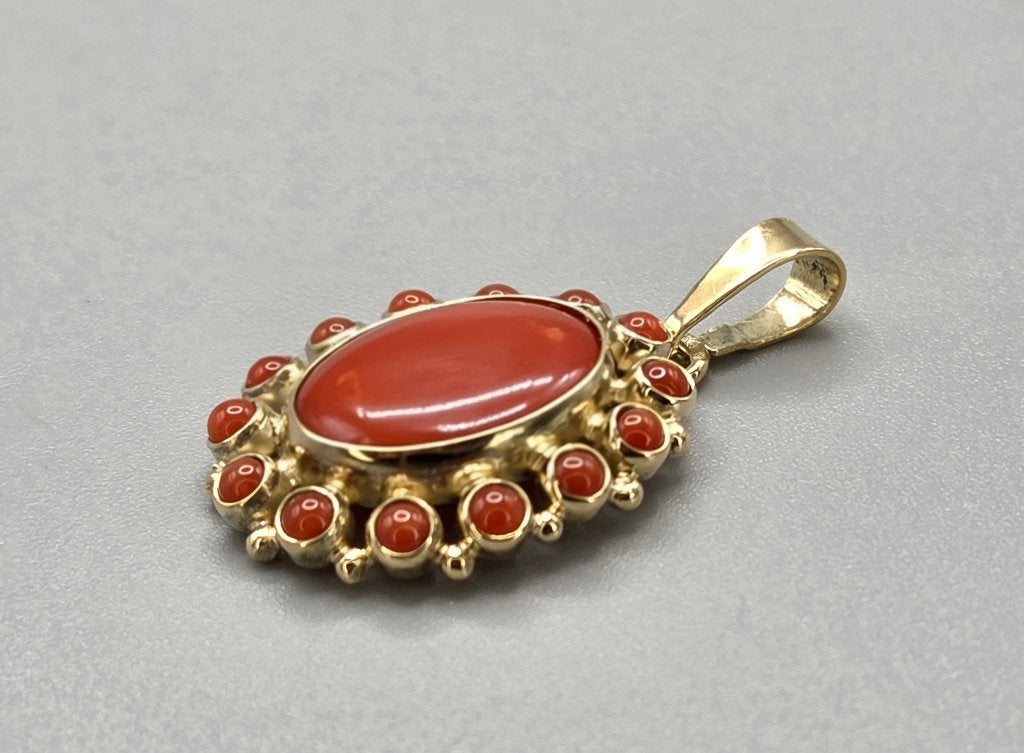 Vintage gouden hanger met bloedkoraal. 2026/577, Sieraden, Tassen en Uiterlijk, Antieke sieraden, Ophalen of Verzenden, Goud, Hanger