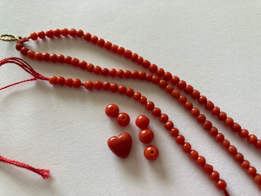 Lotje Mediterraans bloedkoraal van Italiaanse juwelier, Ophalen of Verzenden, Goud, Overige typen, Met edelsteen