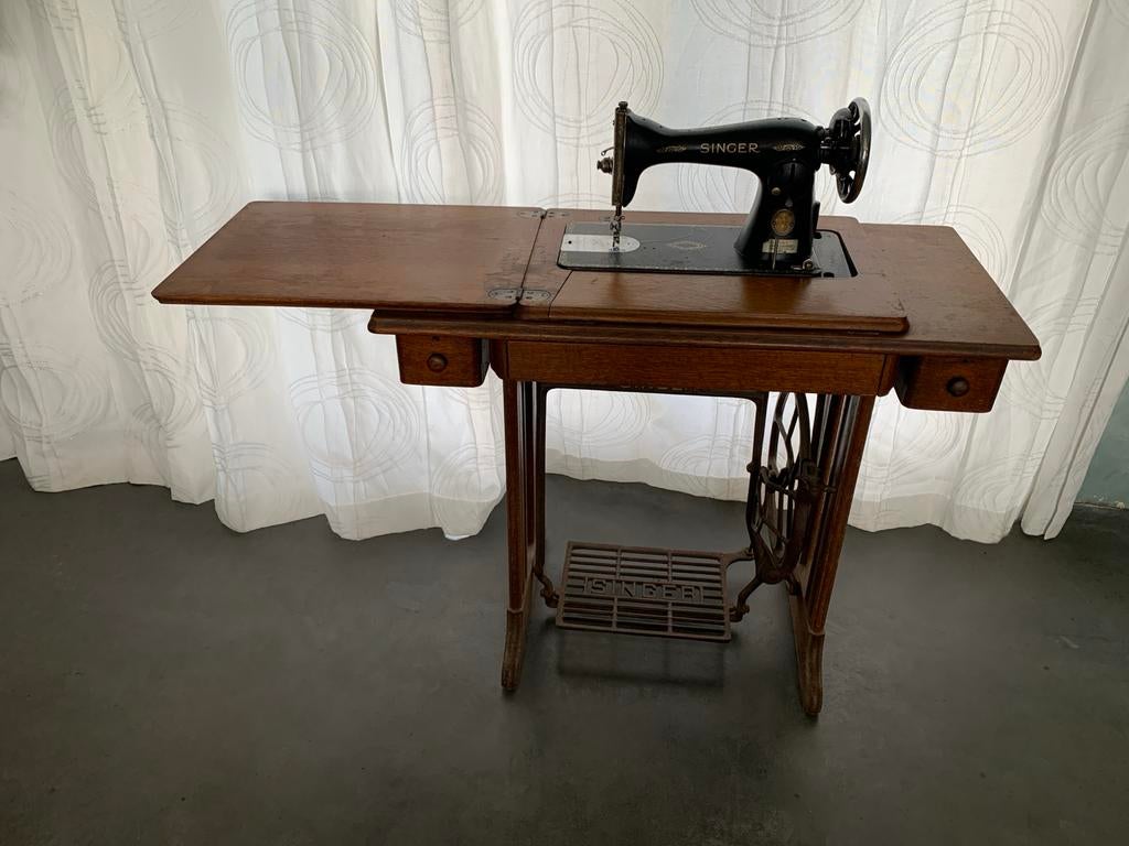 Antieke Singer naaimachine met houten onderstel, Ophalen