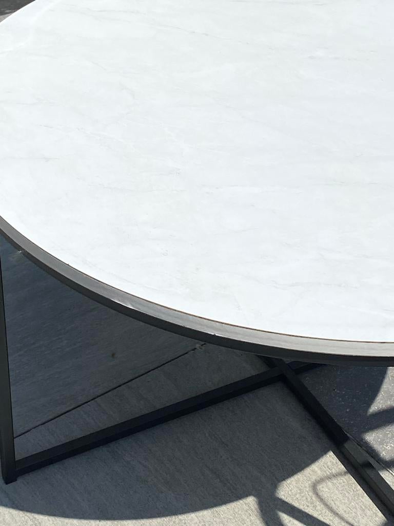 Moderne ronde salontafel met marmerlook blad, Ophalen, Gebruikt, Rond, 50 tot 100 cm