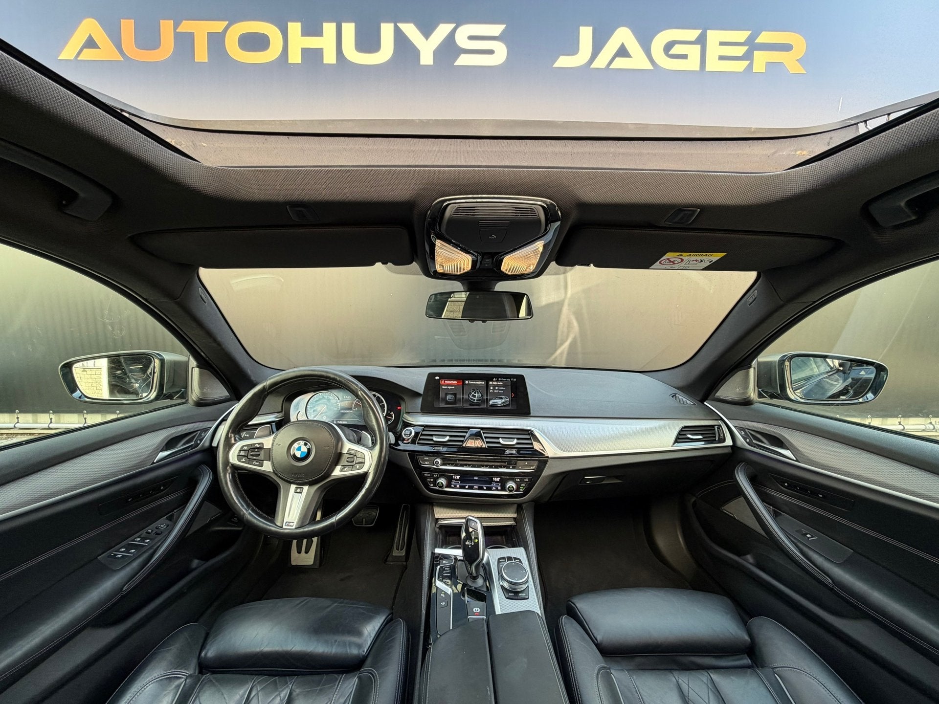 BMW 5-serie Touring M550d xDrive Pano Hud H&K Massage Leder, Auto's, Dealer onderhouden, Gebruikt, 2993 cc, 2000 kg