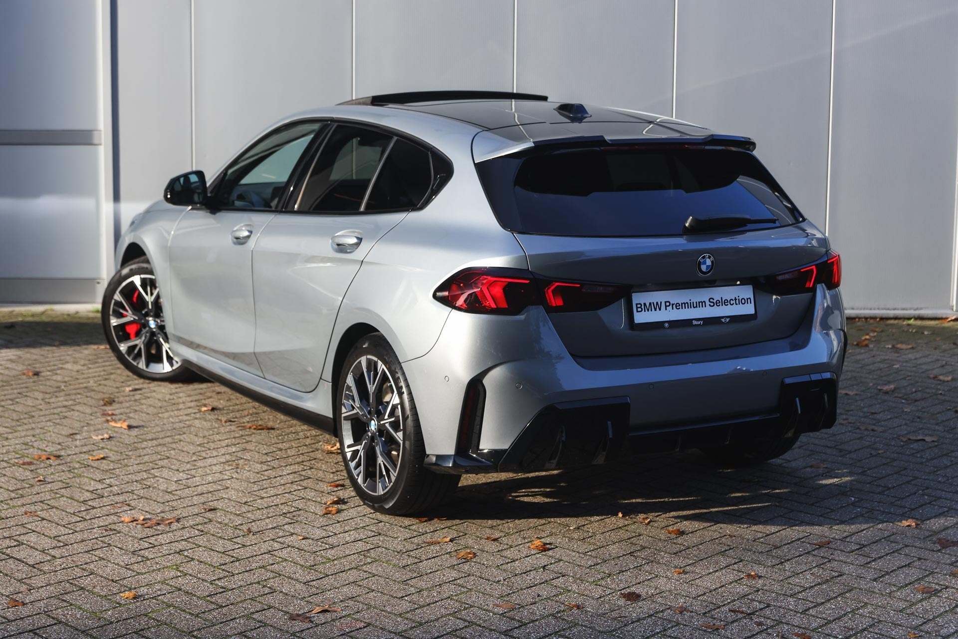 BMW 1 Serie 120 M Sport Automaat / Trekhaak / Panoramadak /, Dealer onderhouden, Gebruikt, 156 pk, Met garantie (alle)