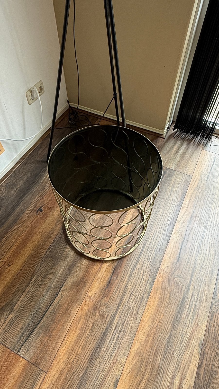 Gouden bijzettafel met glazen blad, Huis en Inrichting, Tafels | Bijzettafels, Ophalen, Minder dan 45 cm, Minder dan 55 cm, Metaal of Aluminium