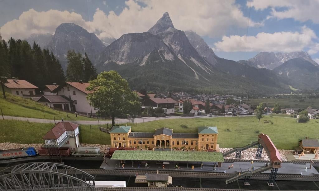 Prachtig H0 Station met verlichting en figuren, Hobby en Vrije tijd, Modeltreinen | H0, Ophalen of Verzenden, Zo goed als nieuw
