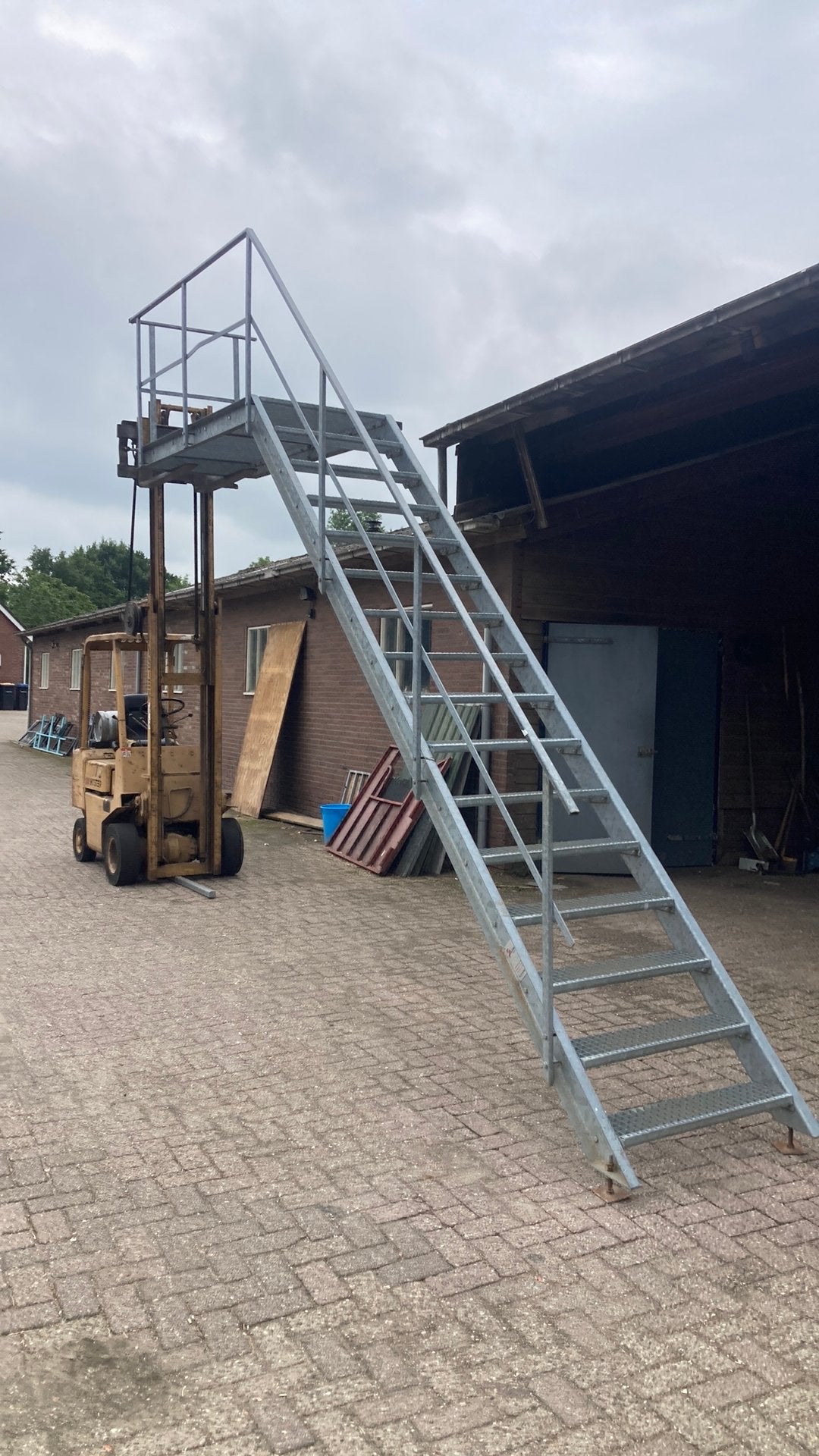 Stalen trap bordestrap, Doe-het-zelf en Verbouw, Ladders en Trappen, Ophalen, Zo goed als nieuw, 2 tot 4 meter