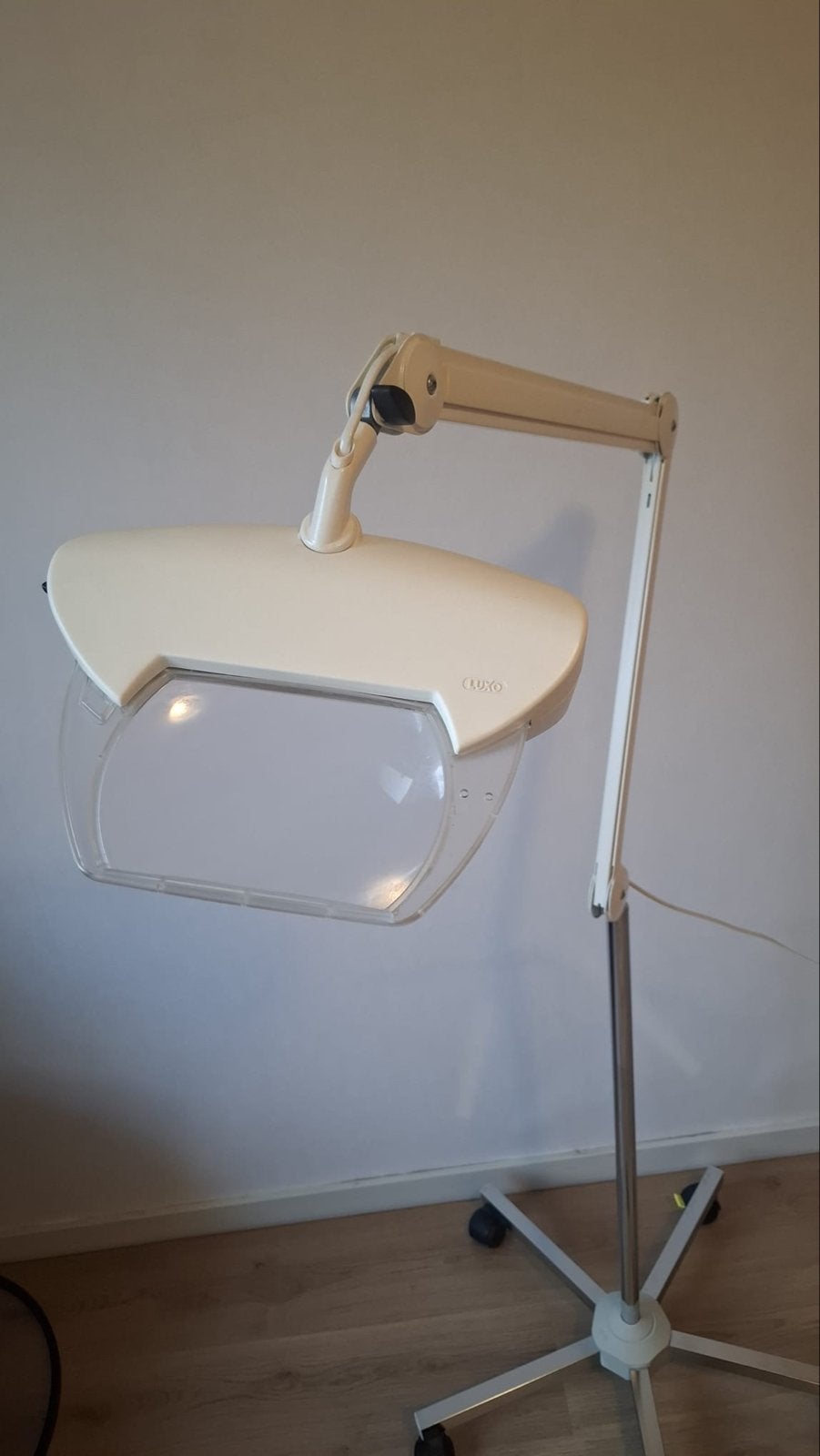LUXO MAGNIFIQUE MAG017684 vergrootglas lamp op wielen, Kunststof, Gebruikt, Overige fittingen, Ophalen of Verzenden