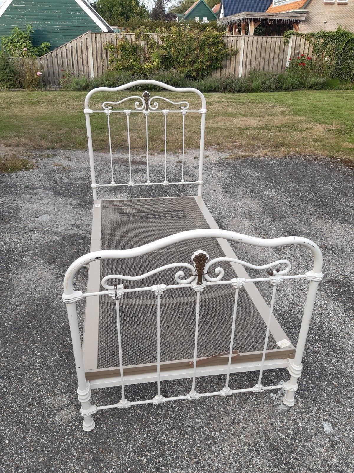 Antiek spijlen bed, Ophalen
