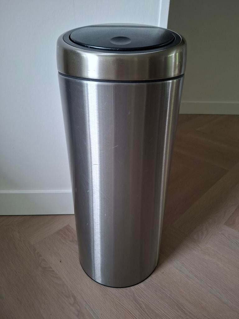 Brabantia RVS prullenbak met zwarte deksel, Huis en Inrichting, Woonaccessoires | Prullenbakken, Gebruikt, Rvs, 50 tot 75 cm, 20 tot 30 liter