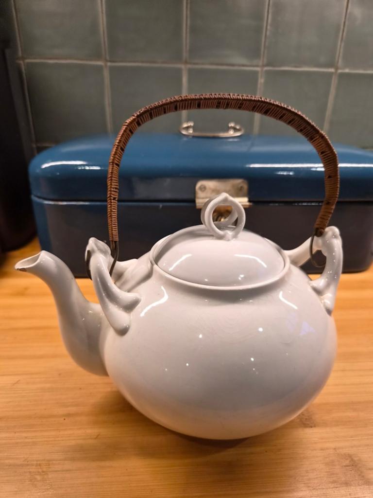 Antieke Petrus Regout Theepot - Wit met  Rotan Heng, Antiek en Kunst, Ophalen of Verzenden