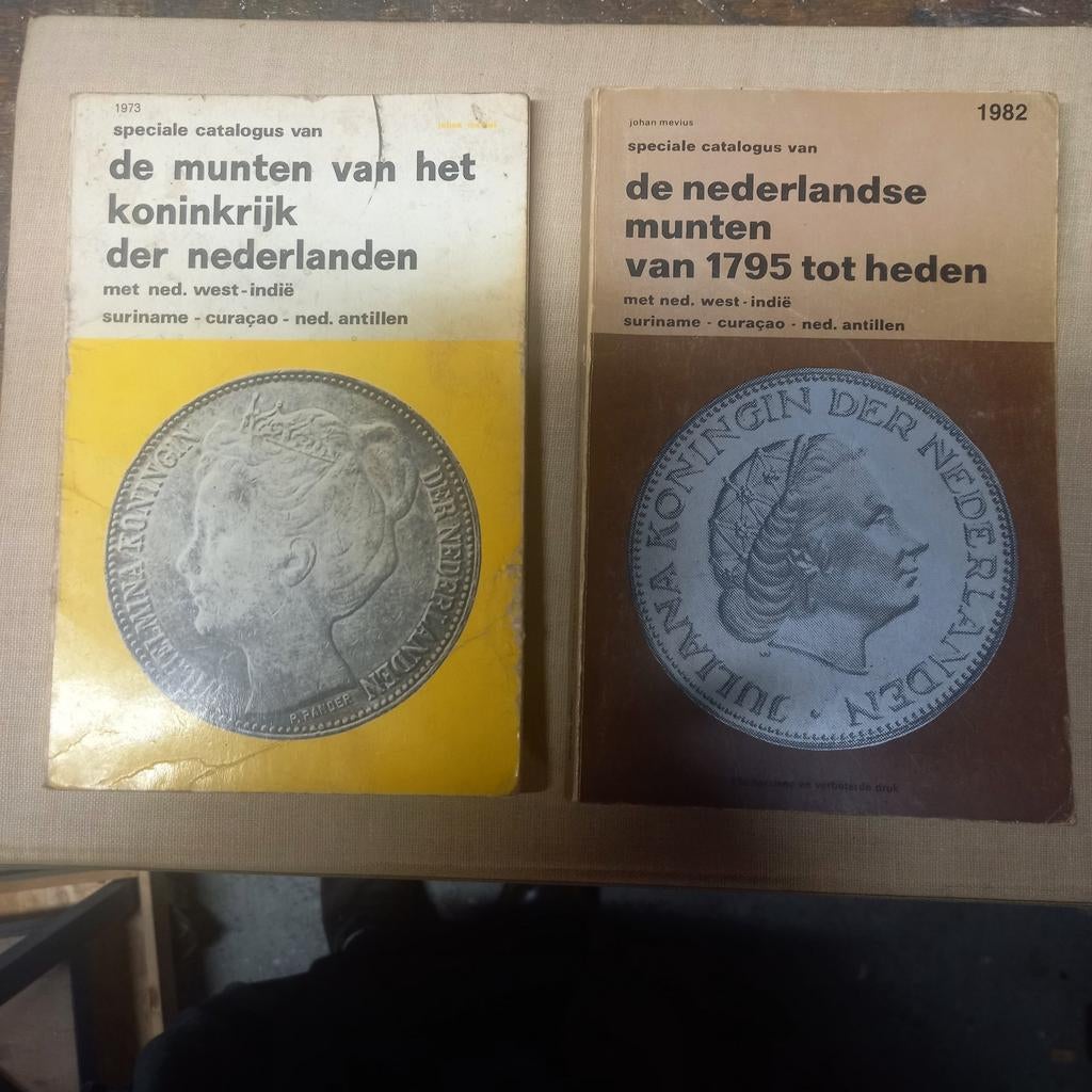 Munten catalogus 1973 en 1982, Ophalen of Verzenden, Boek of Naslagwerk