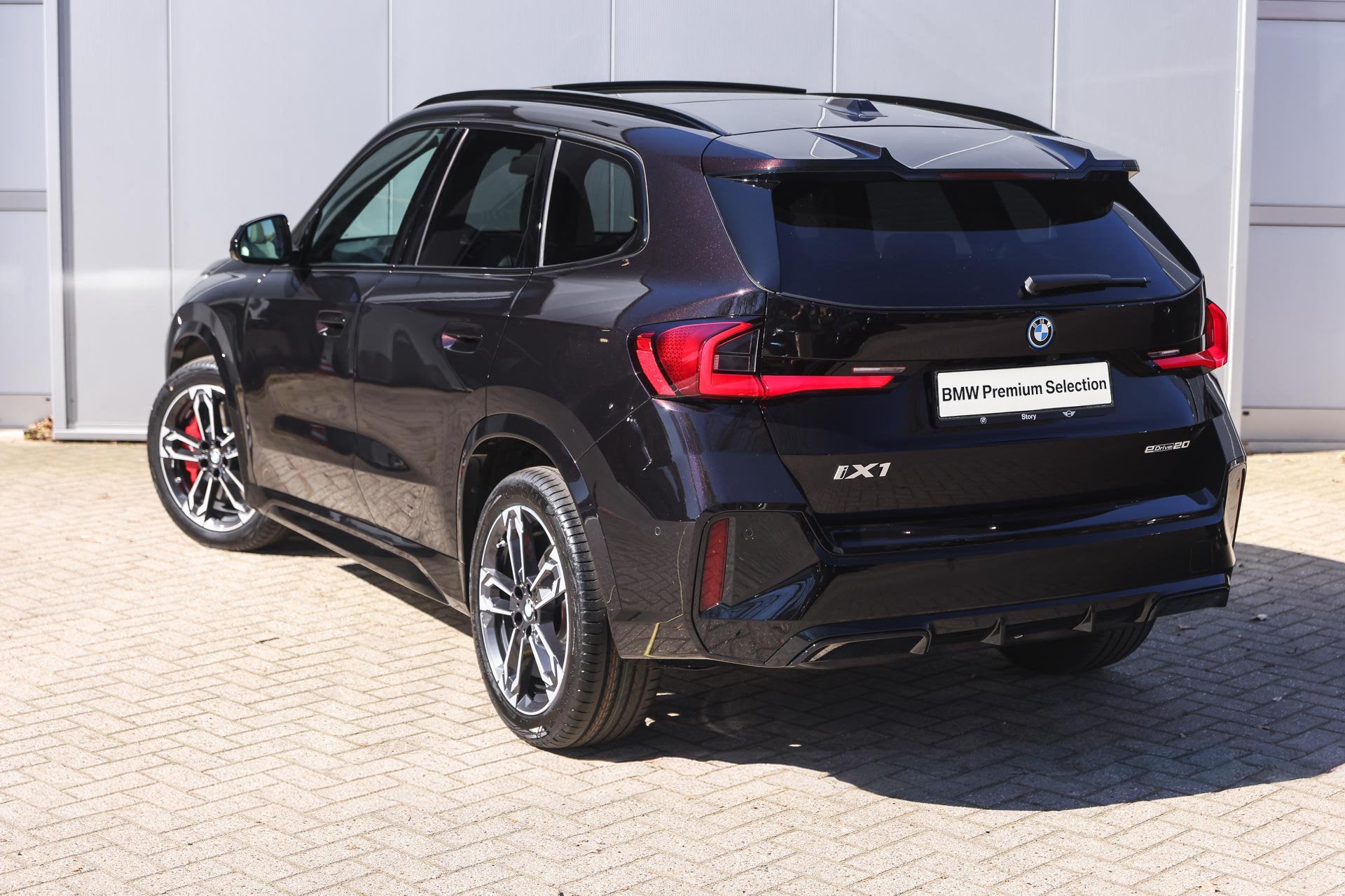 BMW iX1 eDrive20 M Sport / Panoramadak / Trekhaak / Sportsto, Auto's, 514 km, 750 kg, Met garantie (alle), 24 min
