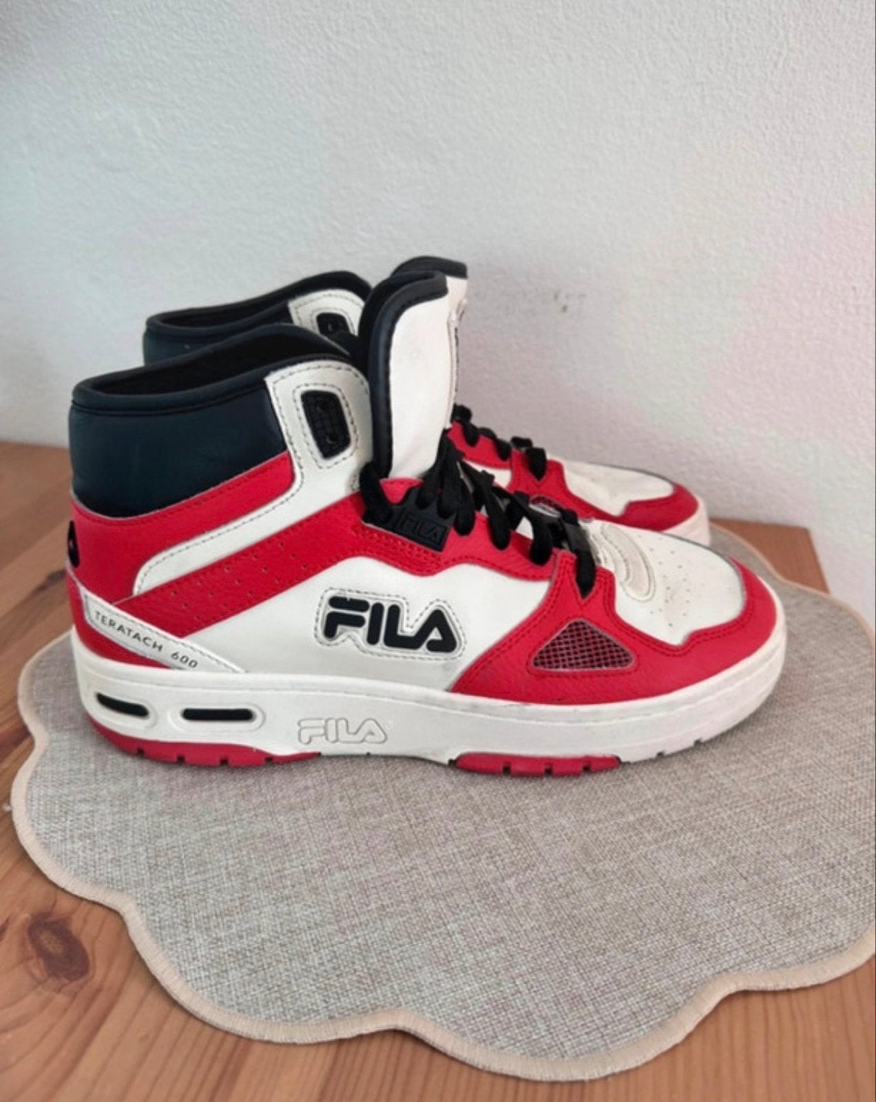 Fila Teratach 600 Sneakers - Rood, Wit, Zwart. Unisex, Wit, Ophalen of Verzenden, Sneakers of Gympen, Zo goed als nieuw