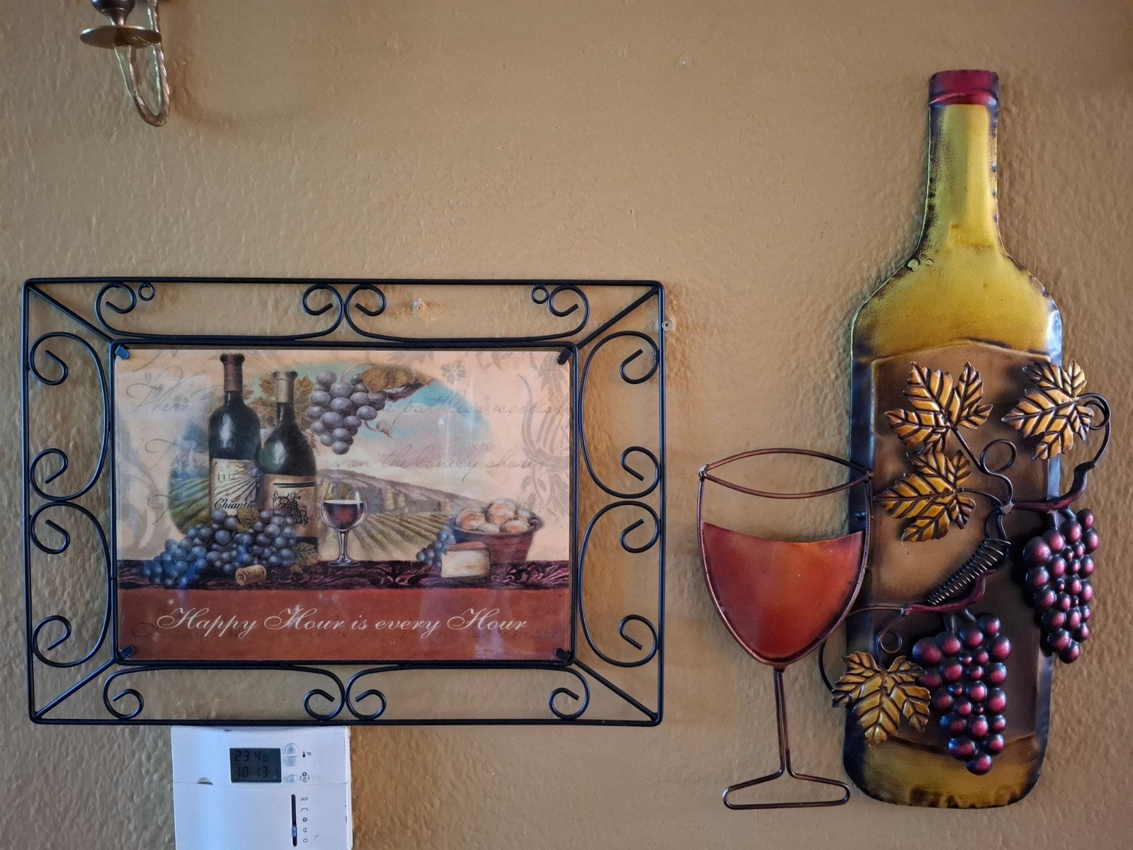 2 x wanddecoratie: Wijnfles, glas en 'Happy Hour', Ophalen of Verzenden, Zo goed als nieuw, Metaal