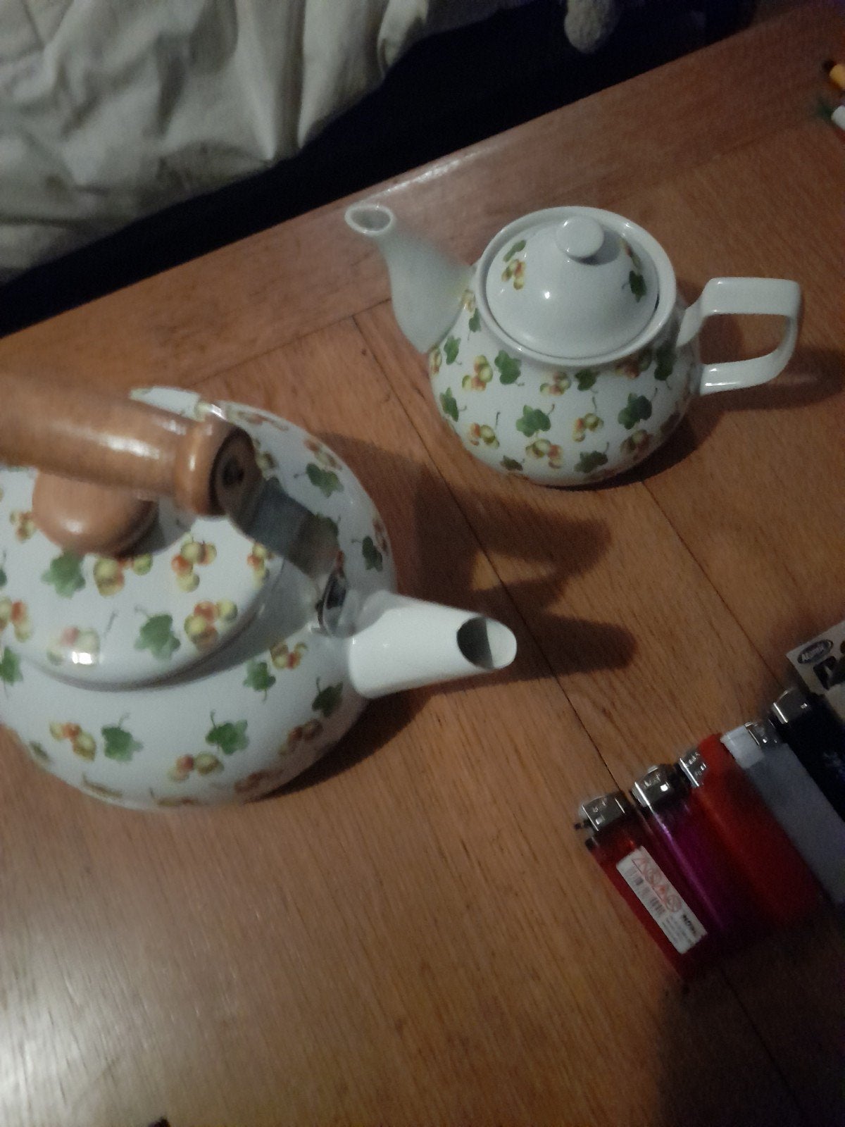 Theepot en fluitketel set met bloemmotief, Gebruikt, Metaal, Wit, Overige merken