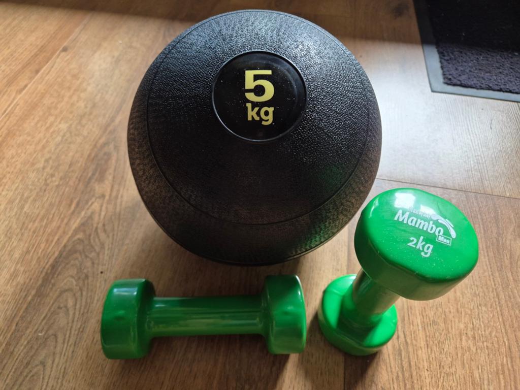 Medicijnbal 5kg en Dumbbells 2kg (set van 2), Sport en Fitness, Fitnessmaterialen, Ophalen