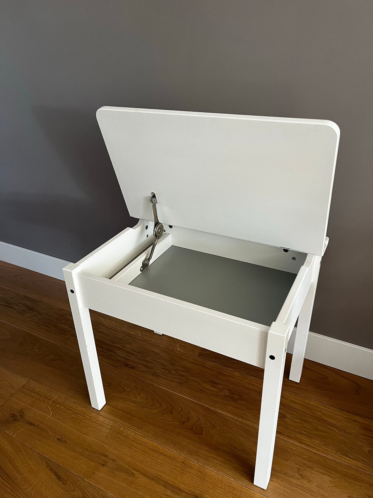 Ikea Sundvik kinderbureau met opbergruimte, Ophalen, Zo goed als nieuw, Tafel(s)
