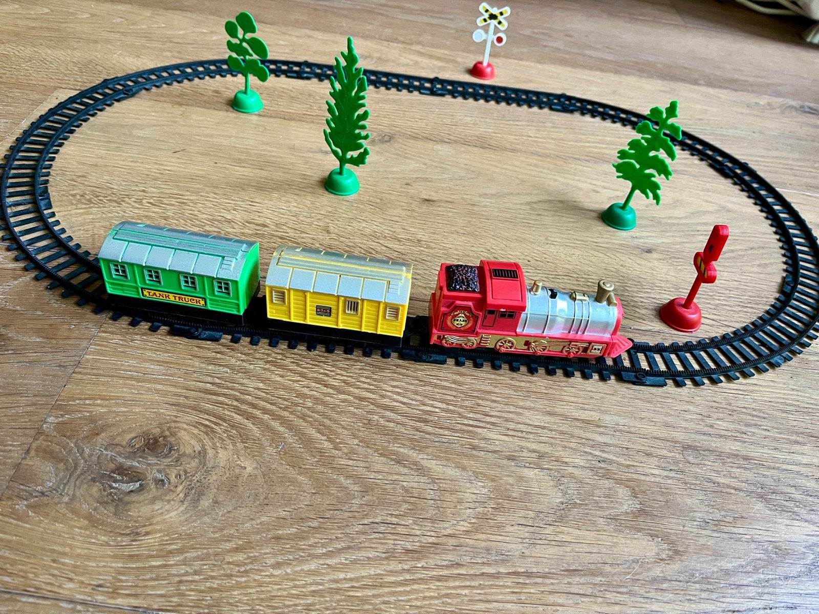 Leuk speelgoedtreintje met rails en accessoires, Ophalen of Verzenden, Zo goed als nieuw