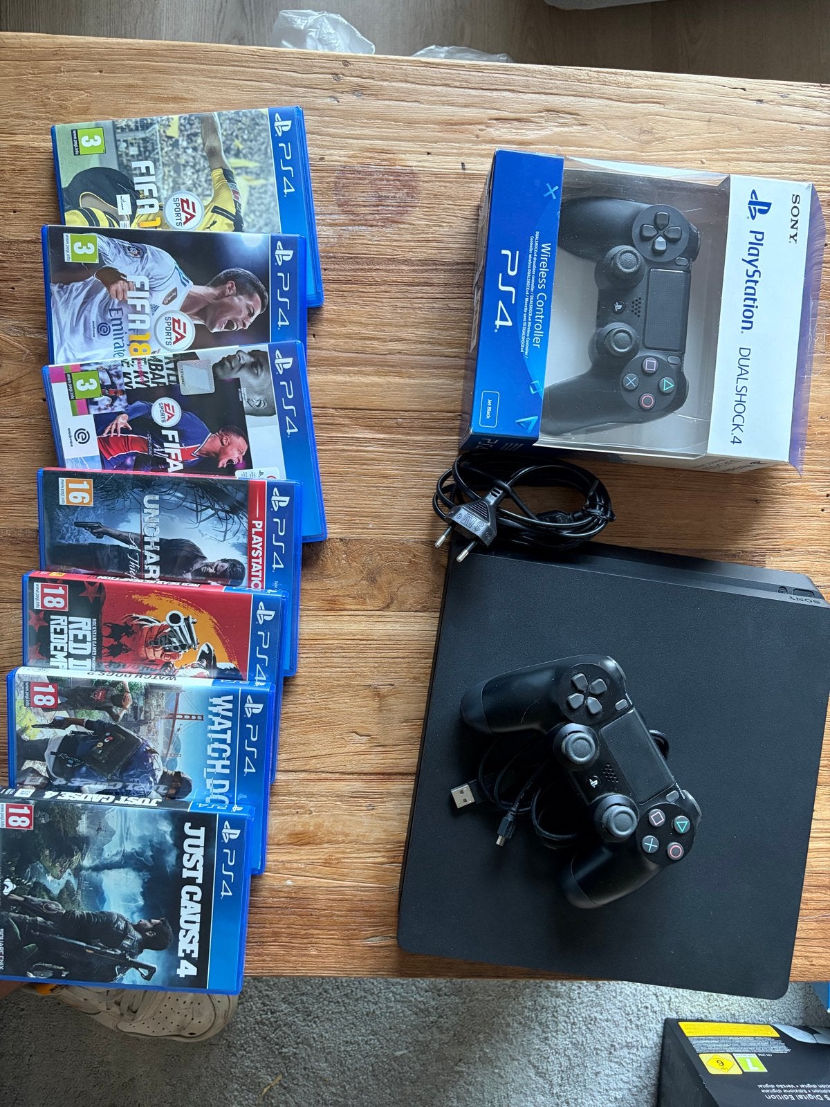 Met doos: PS4 Slim 1TB met 2 controllers en 7 games, Verzenden, Met 2 controllers, 1 TB, Slim