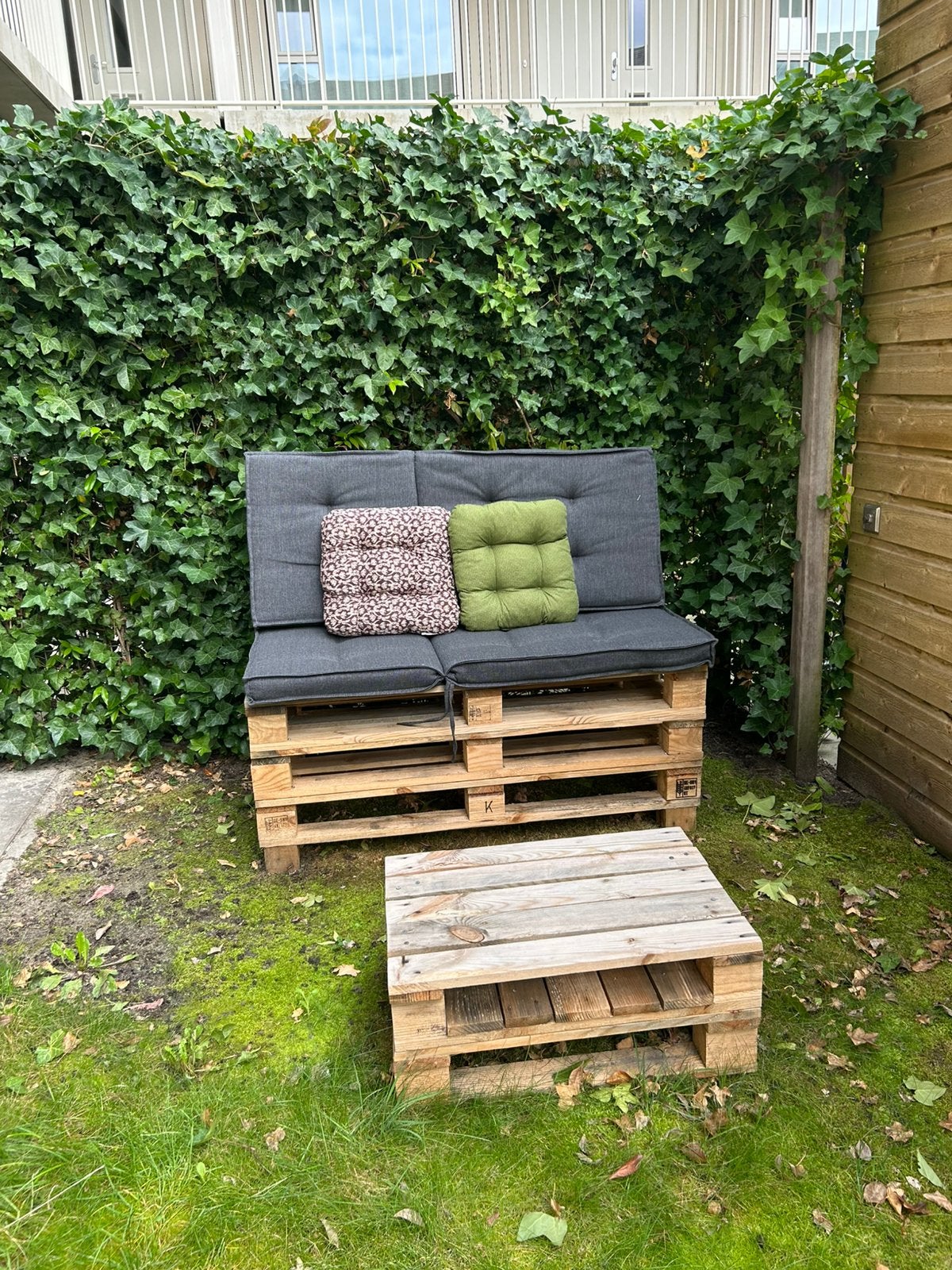 Palletbank inclusief tafeltje, kussens en regenzijl, Ophalen, Zo goed als nieuw, Hout