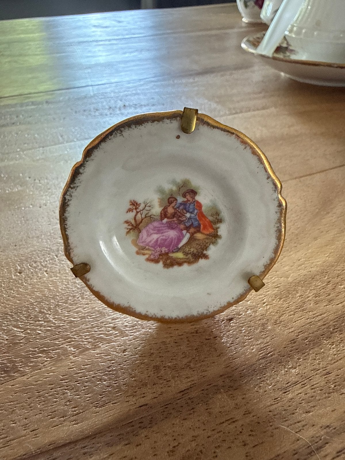 Limoges Goudeville Miniatuur Bordje met Romantisch Tafereel, Ophalen