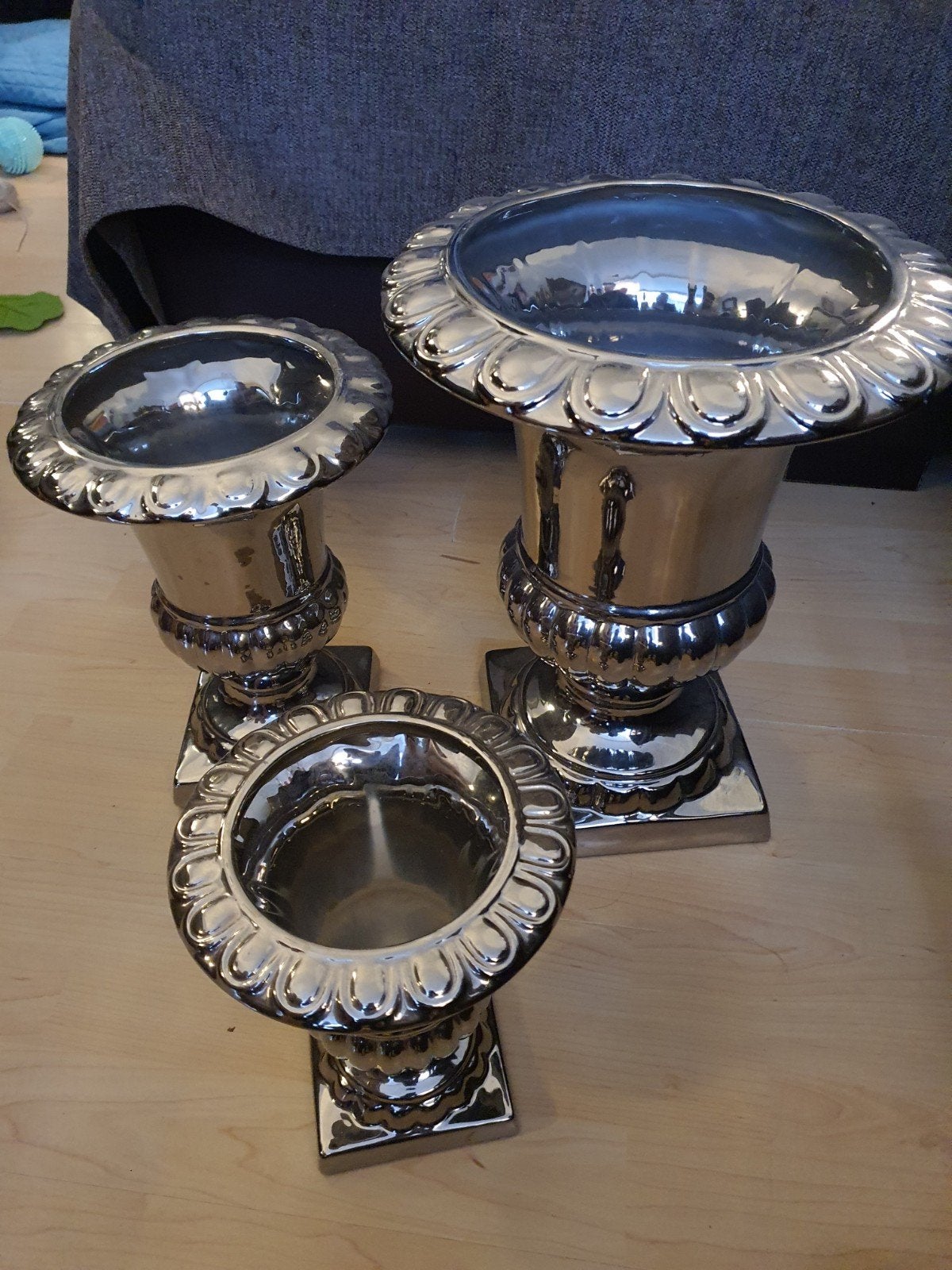 Srt van 3 vazen
Set van 3 zilverkleurige vazen/bloempotten., Ophalen