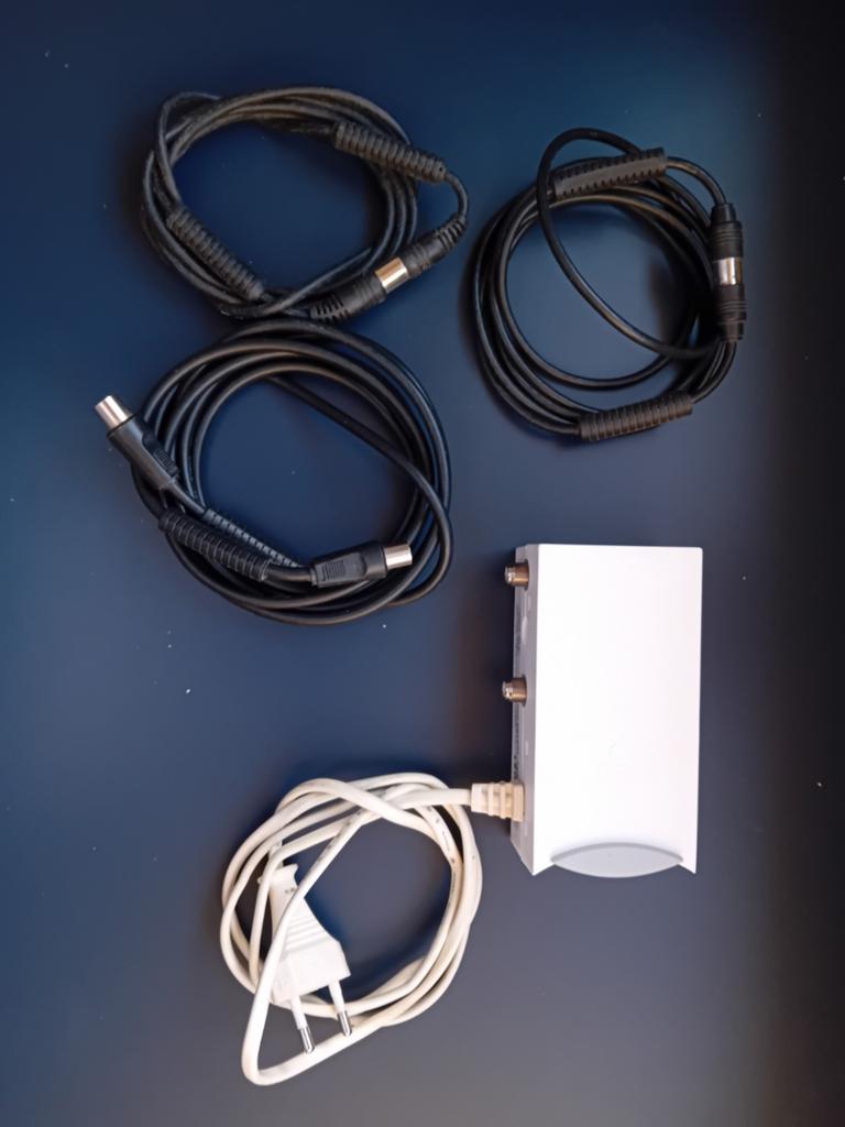 MATV Versterker IFA211 met kabels, Ophalen of Verzenden, Zo goed als nieuw, Minder dan 2 meter, Overige kabels