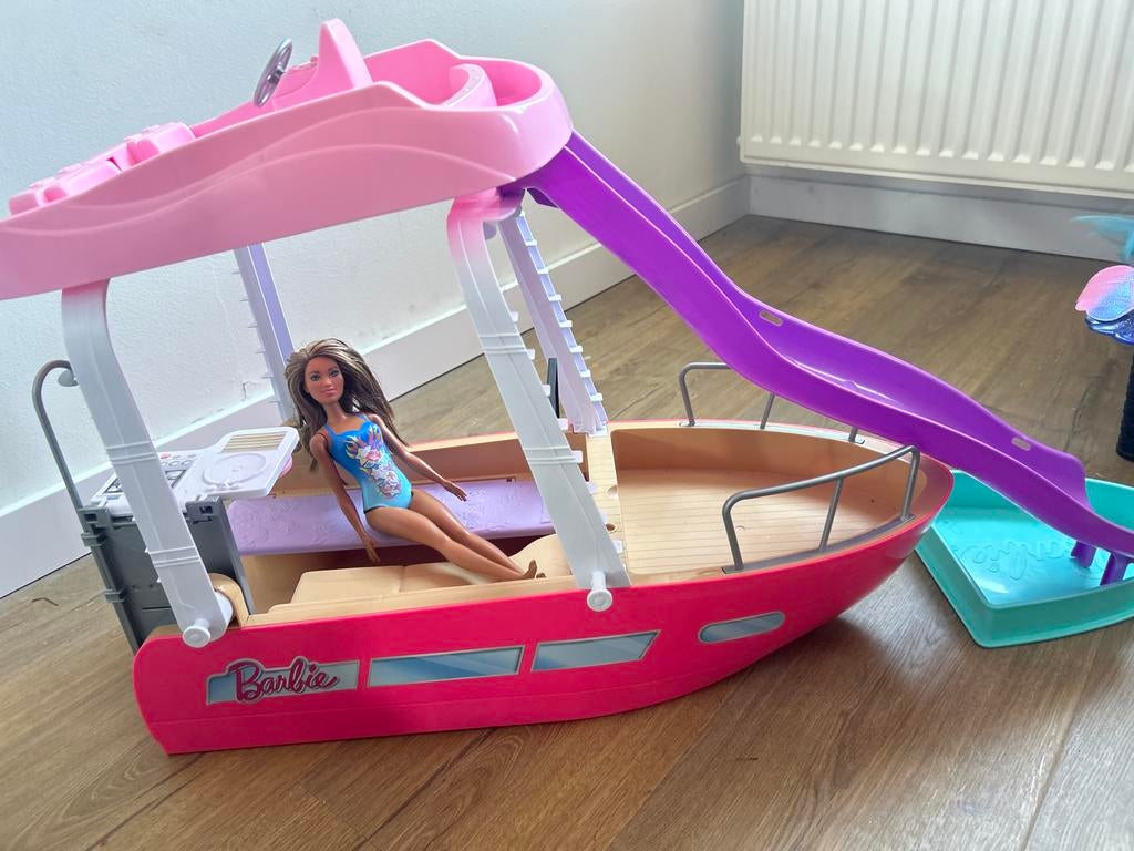 Barbie boot met Barbie, reddingsboei en keuken, Kinderen en Baby's, Ophalen of Verzenden, Zo goed als nieuw, Barbie