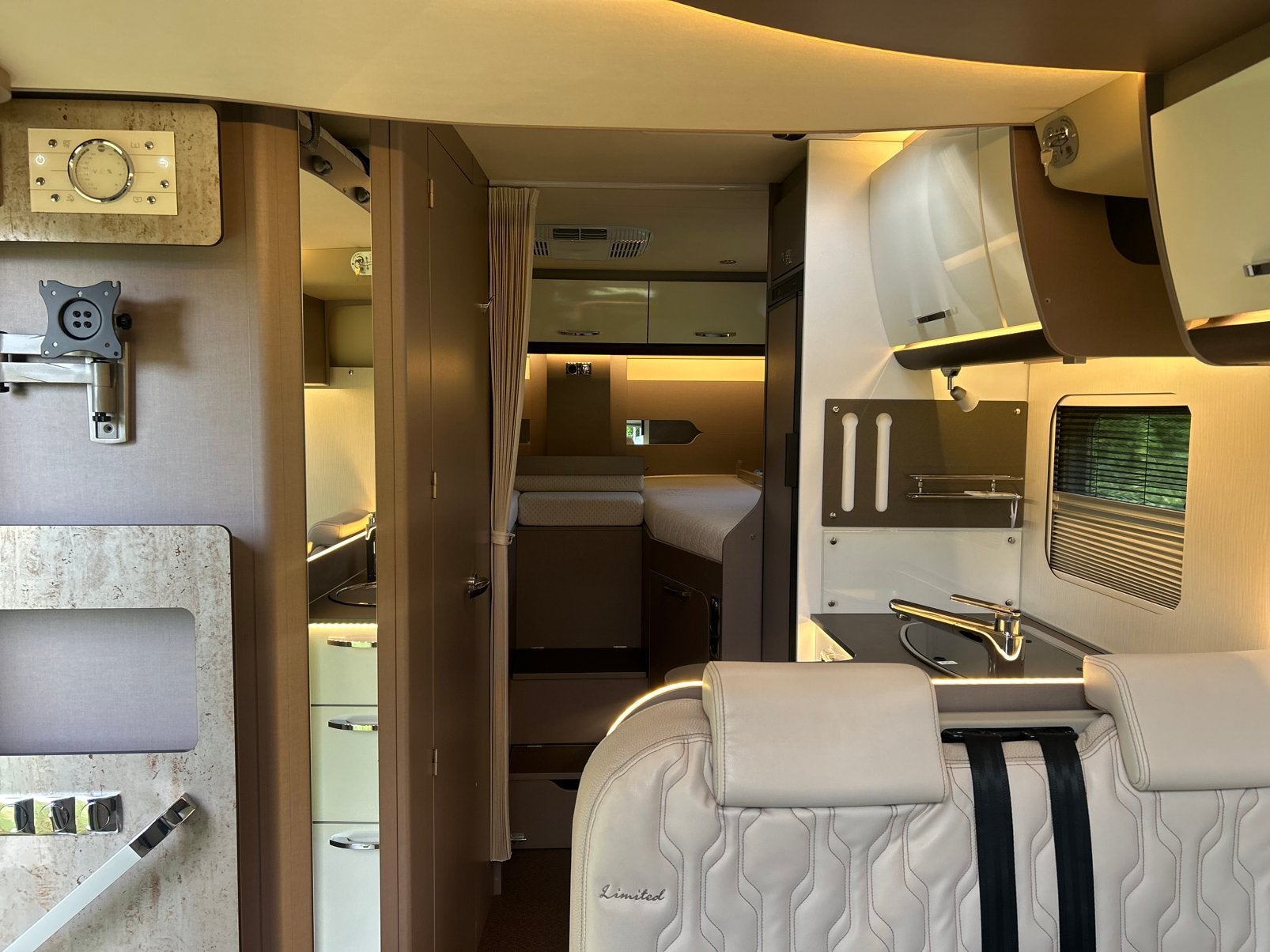Bürstner Lyseo T690 2019 ENKELE BEDDEN+HEFBED DAK AIRCO, Standaard zit, Ringverwarming, Fiat, 6 tot 7 meter