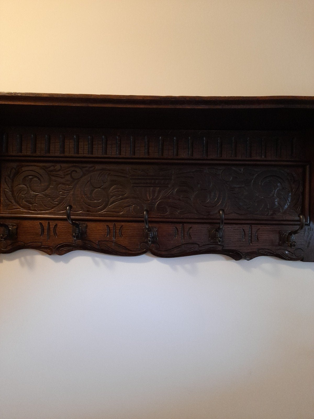 Antieke houten wandkapstok met snijwerk en metalen haken, Gebruikt, 100 tot 150 cm, Hout, Ophalen