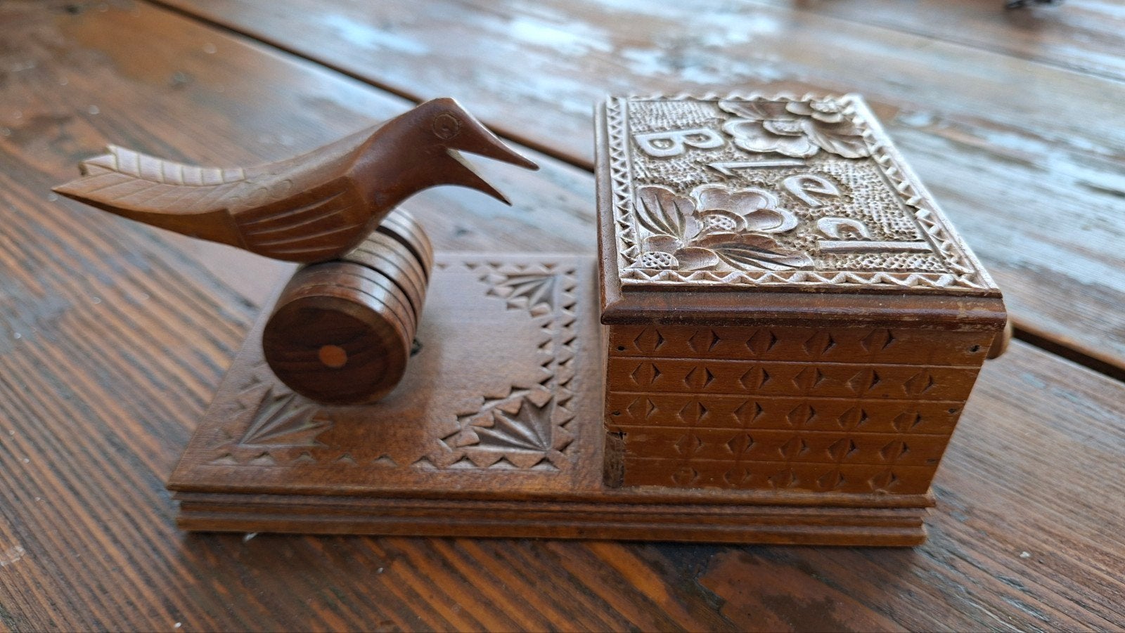 Prachtige vintage houten sigarettendispenser., Eén persoon, Cadeaubon