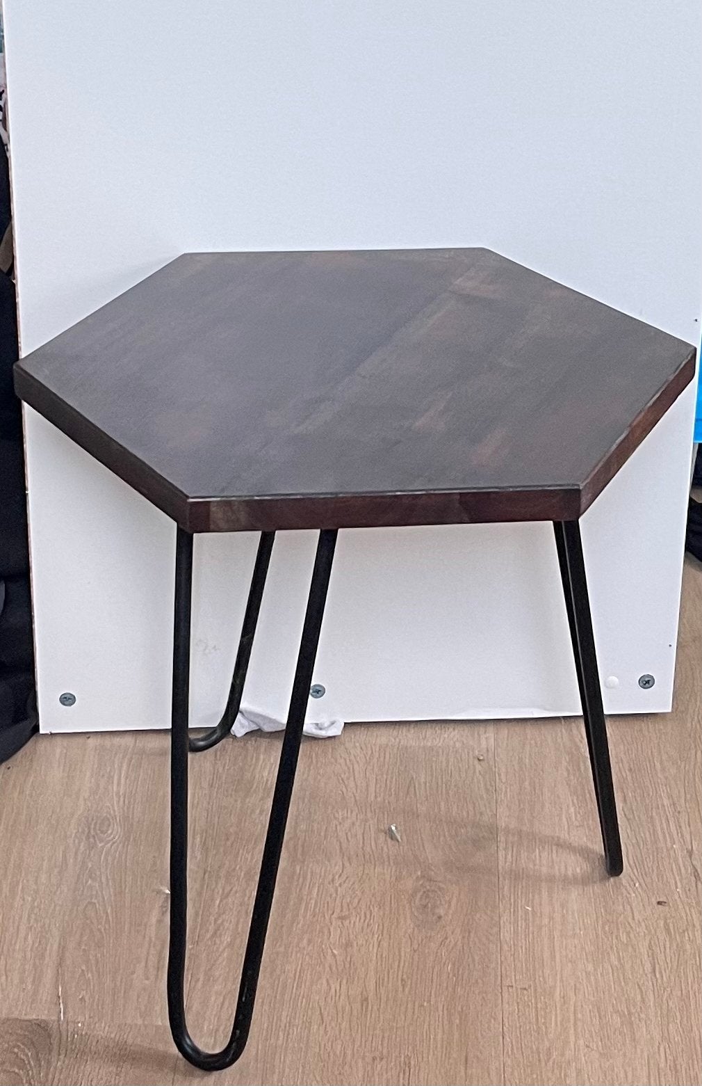Zeshoekige bijzettafel met metalen hairpin poten, Ophalen, Minder dan 45 cm, Minder dan 55 cm, Gebruikt